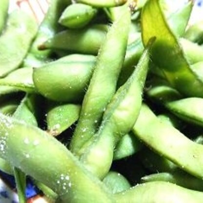 だらだら飲むのでうっかり食べすぎちゃいますが、枝豆は安心ですね～（*^^*）
フライパンで蒸すのいいですね！！